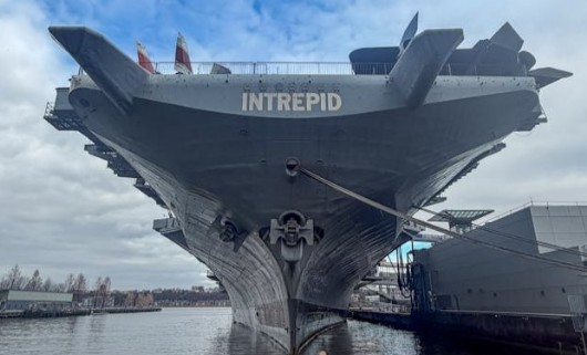 Vista panoramica del Museo Intrepid   in primo piano