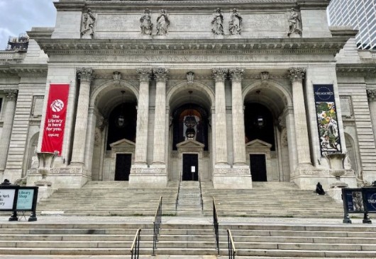 L'entrata principale della New York Public Library, un simbolo di cultura e conoscenza.